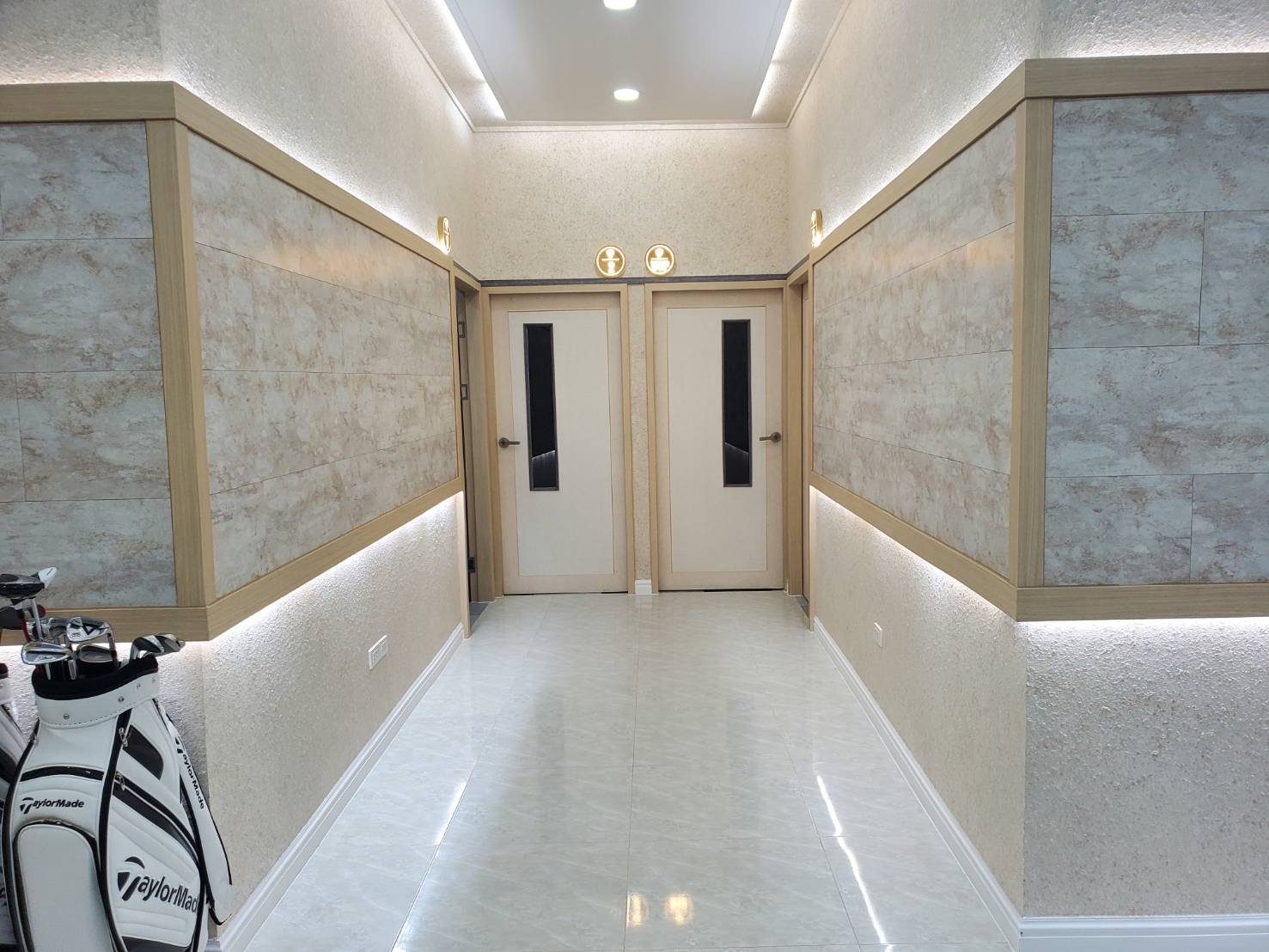 Corridor with TaylorMade caddie bag